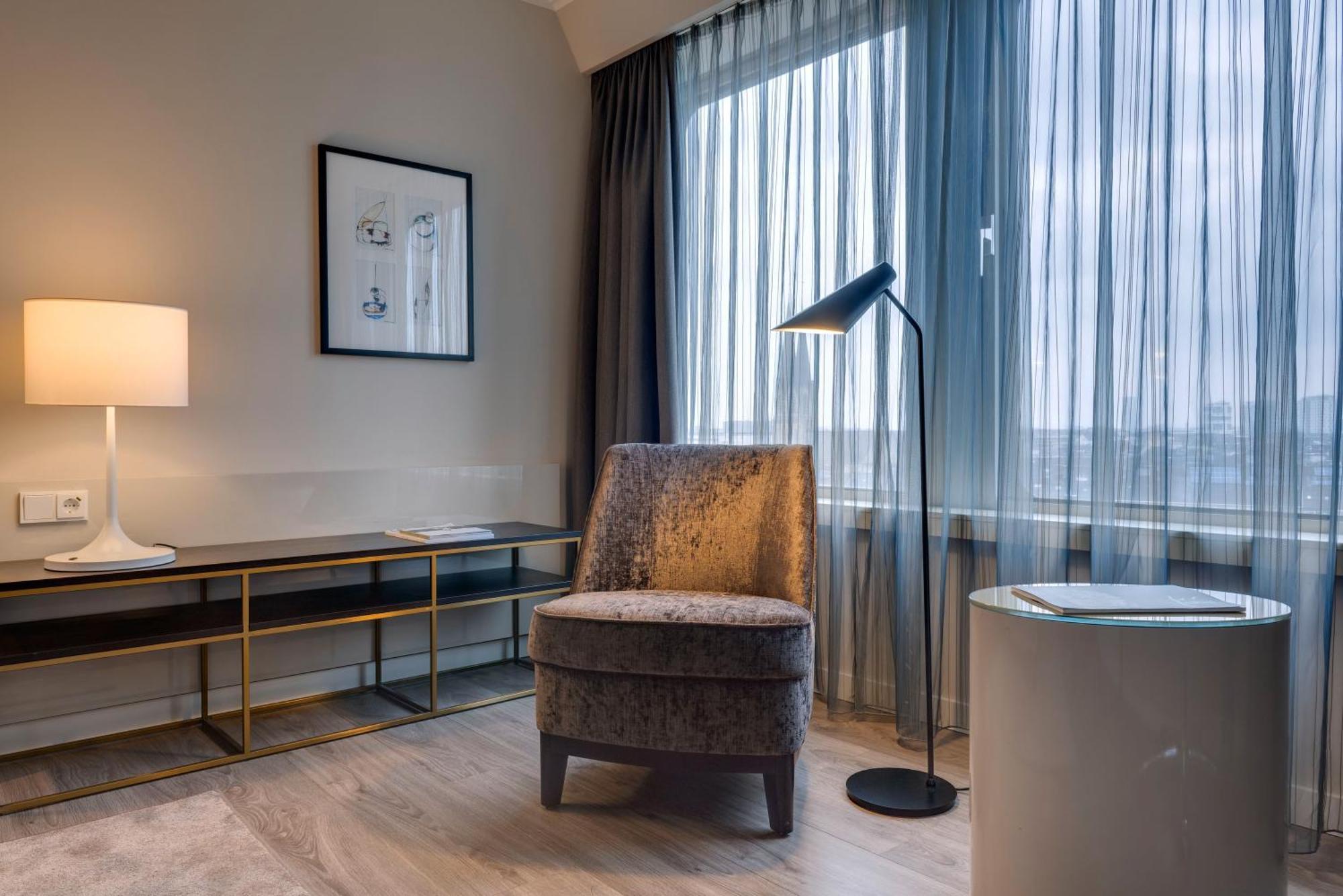 Executive Suite,1574677004:JPEG